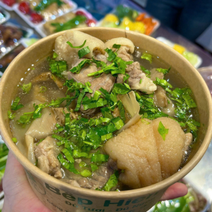 Móng giò hầm măng khô